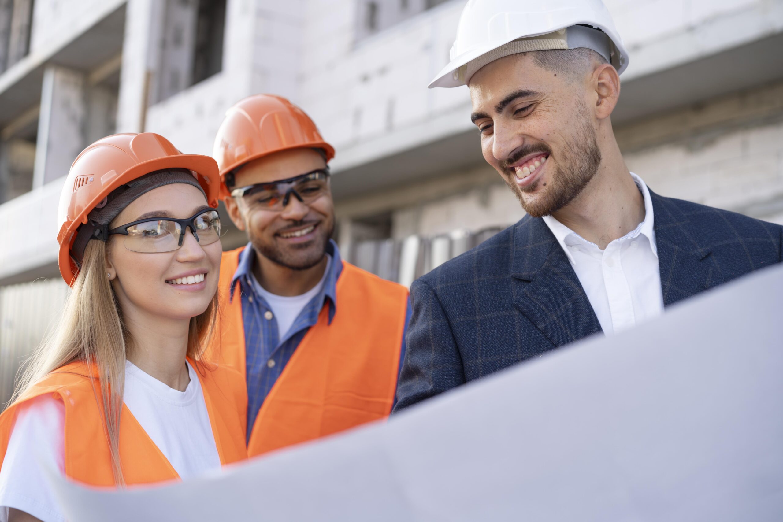 Engenharia e Obras 1 building-construction-worker-site-with-architect
