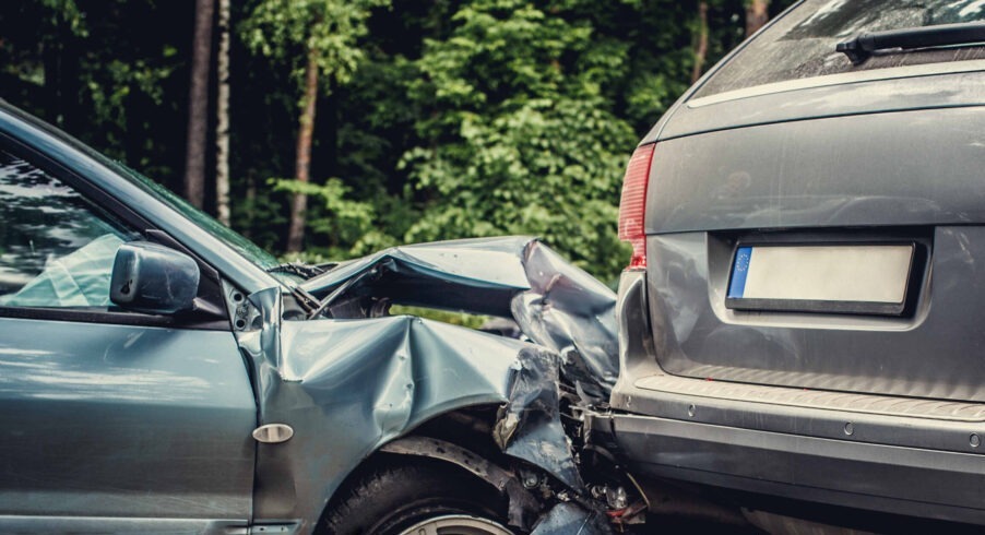 Início 13 image auto accident involving two cars scaled e1740660749289